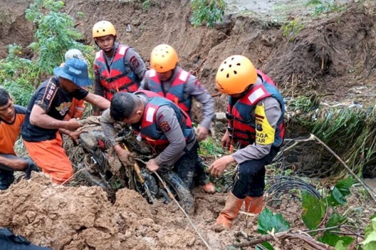Brimob Kerahkan Personel Bantu Buka Akses Jalan Sibolga-Padangsidimpuan