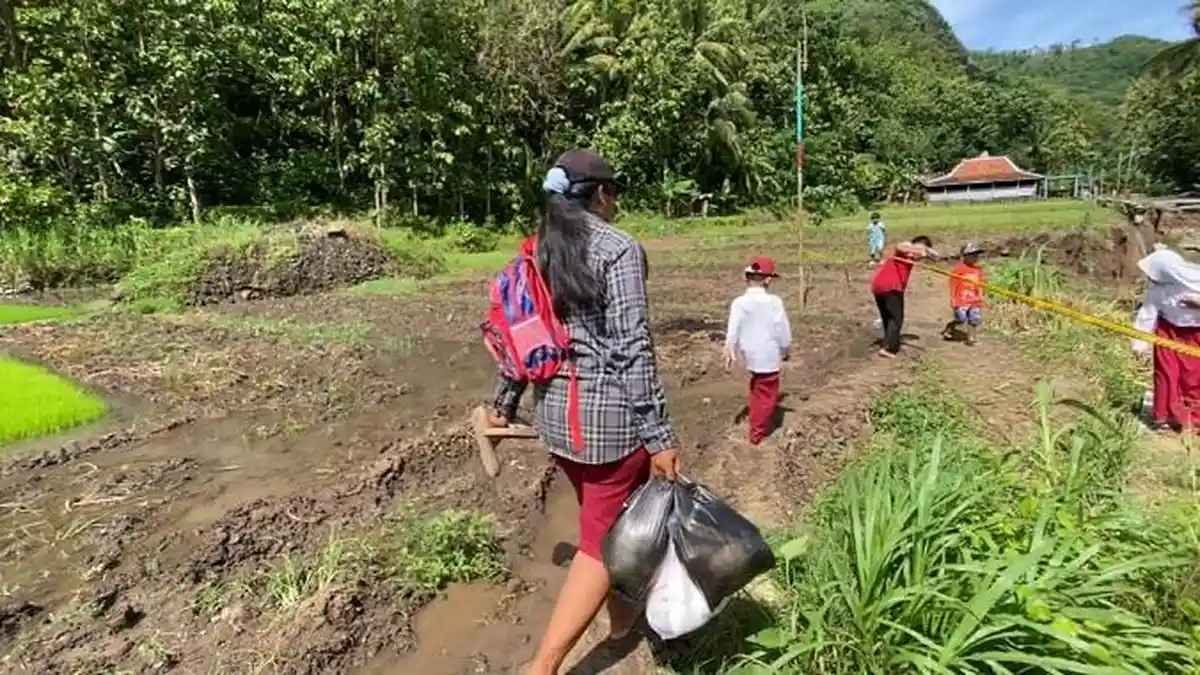 Akses Terputus Akibat Longsor, Siswa dan Guru Imogiri Tempuh Jalan Sawah untuk Sekolah
