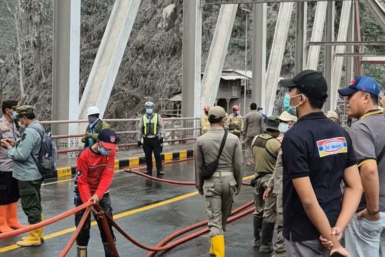 Pasca-Erupsi Semeru, Kondisi Jalan di Sekitar Jembatan Gladak Perak Masih Licin