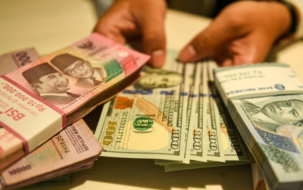 Rupiah Melemah di Tengah Penantian Keputusan Suku Bunga BI
