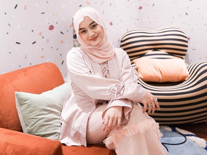 Eltasya Natasha Rilis Ulang Lagu “Harus Terpisah” Cakra Khan, Tampilkan Versi Emosional dan Segar