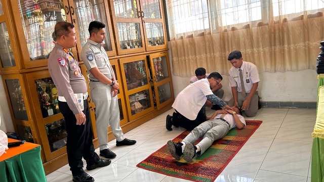 Jasa Raharja Sidimpuan Gelar Pelatihan PPGD Bersama Polisi dan Rumah Sakit di SMAN 4 Padangsidimpuan