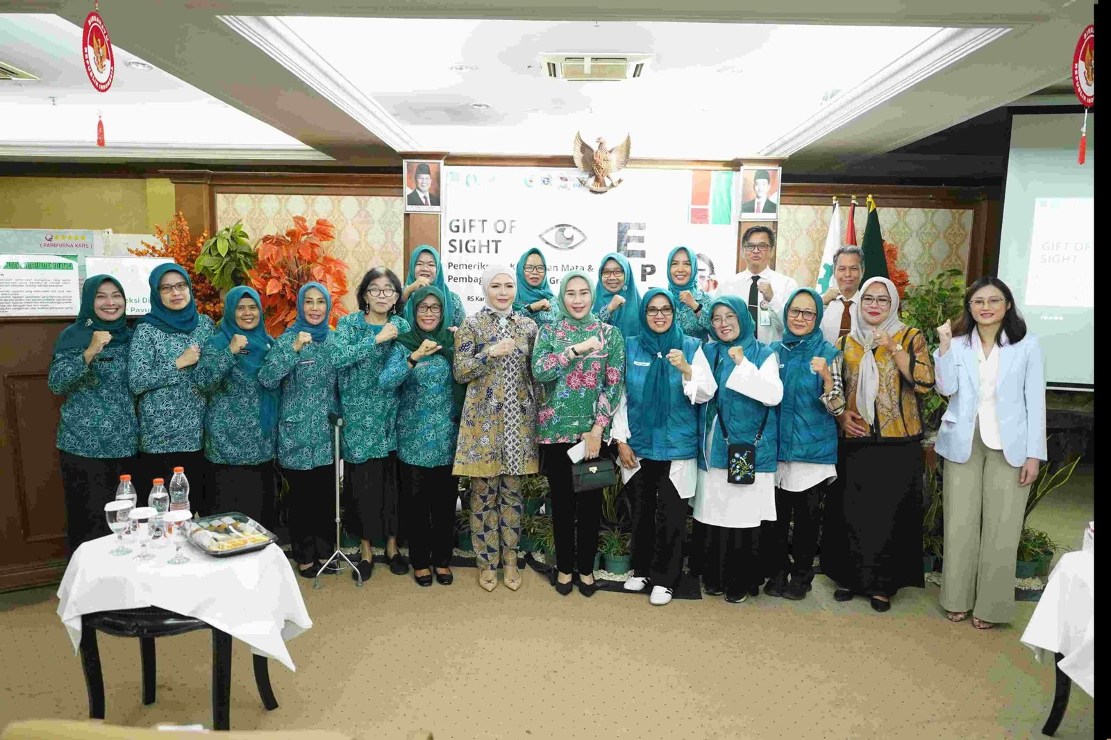 PKK Kota Bekasi Bagikan Seribu Kacamata Gratis untuk Siswa