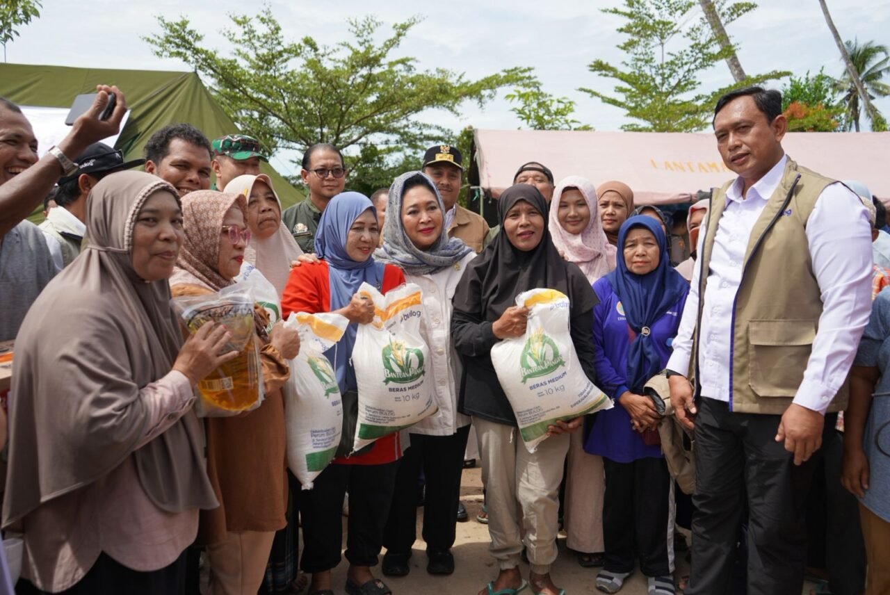 Direksi Bulog Salurkan Bantuan Pangan untuk Korban Banjir