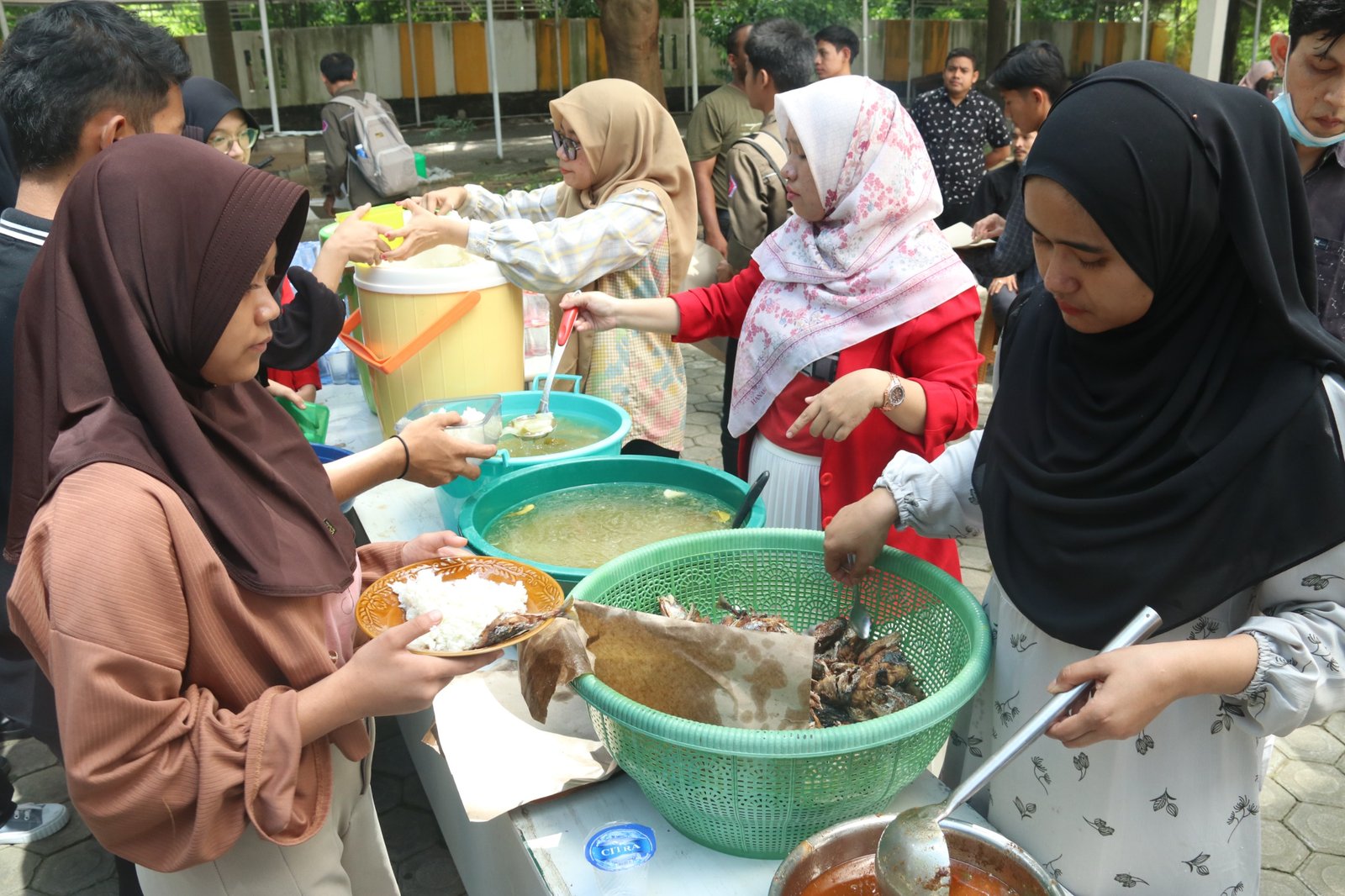 Dapur Umum Kampus Aceh Sediakan Ratusan Porsi Makanan untuk Korban Banjir