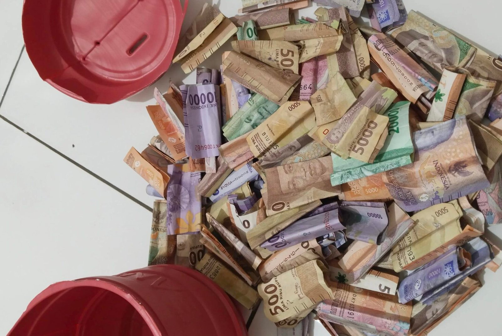 Viral! Siswa SD Bongkar Celengan Hasil Cabut Uban Pak Guru untuk Korban Bencana Sumatera