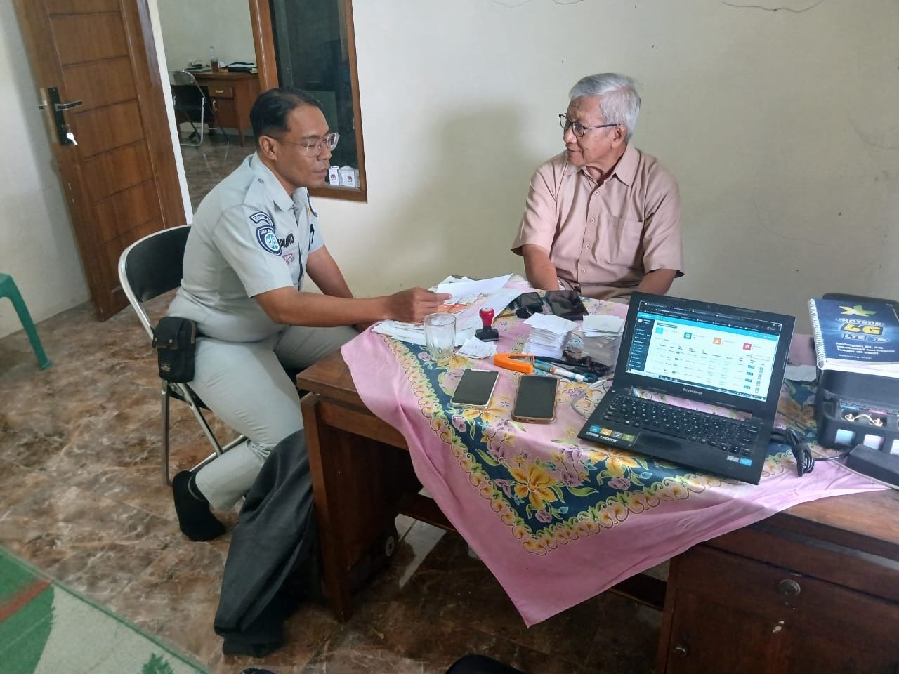 Jasa Raharja Cabang Pekalongan Lakukan Monitoring Samsat Budiman di BUMDes Subur Makmur Desa Kaladawa Kec. Talang Kab. Tegal