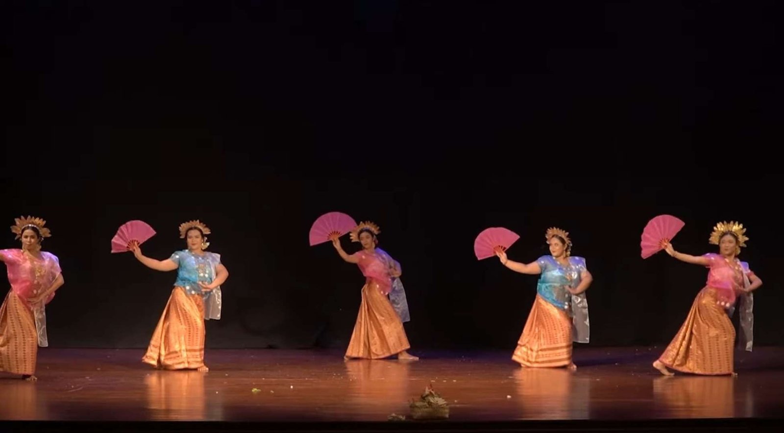 Mengenal Tari Pakarena, Warisan Tradisional Sulawesi Selatan