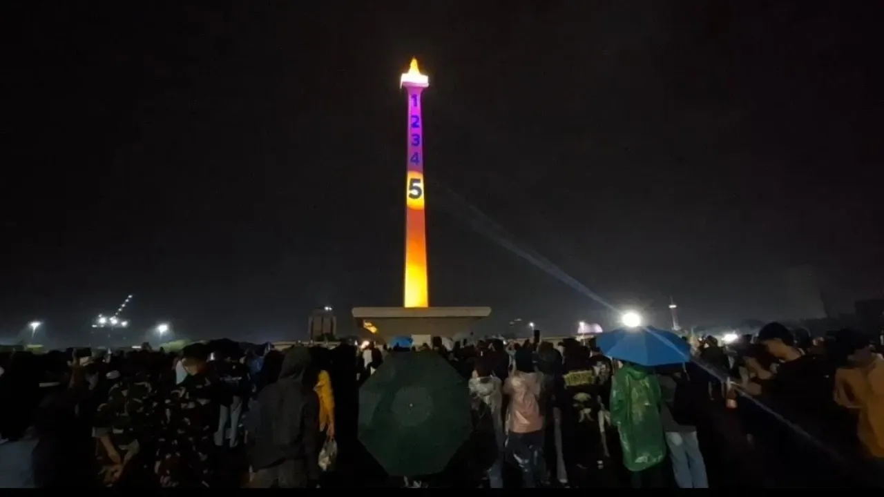 Tetap Meriah, Ribuan Pengunjung Padati Monas di Malam Tahun Baru 2026 Meski Tanpa Kembang Api