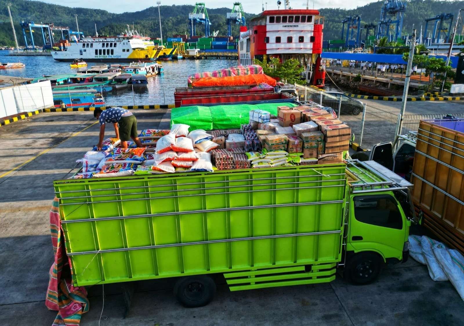 Pembatasan Truk Sumbu Tiga Berlaku, Sopir Logistik Keluhkan Pendapatan Anjlok
