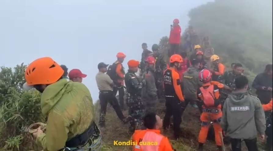 SAR Temukan Titik Korban ATR 42-500, Evakuasi di Medan Ekstrem Masih Berlanjut