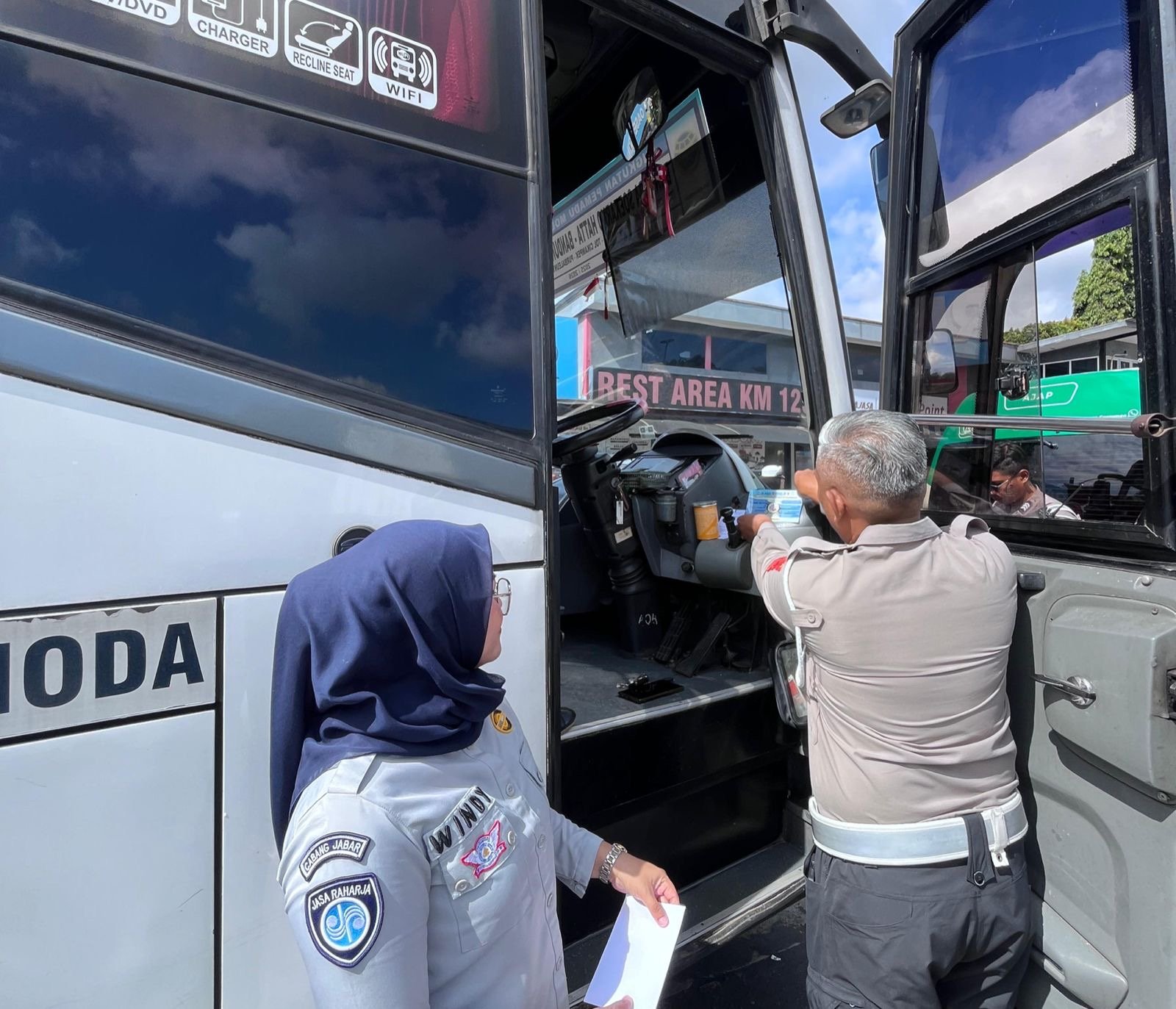 Jasa Raharja Jawa Barat Bersama Polda Jabar dan Jasa Marga Laksanakan Penempelan Stiker Reflektif dalam Giat Ramcheck di Rest Area KM 125