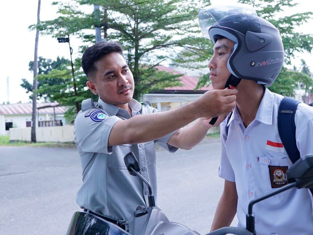Sinergi Jasa Raharja dan Satlantas Polres Pasangkayu Gelar Operasi Keselamatan Marano 2026, Bagikan Helm Gratis