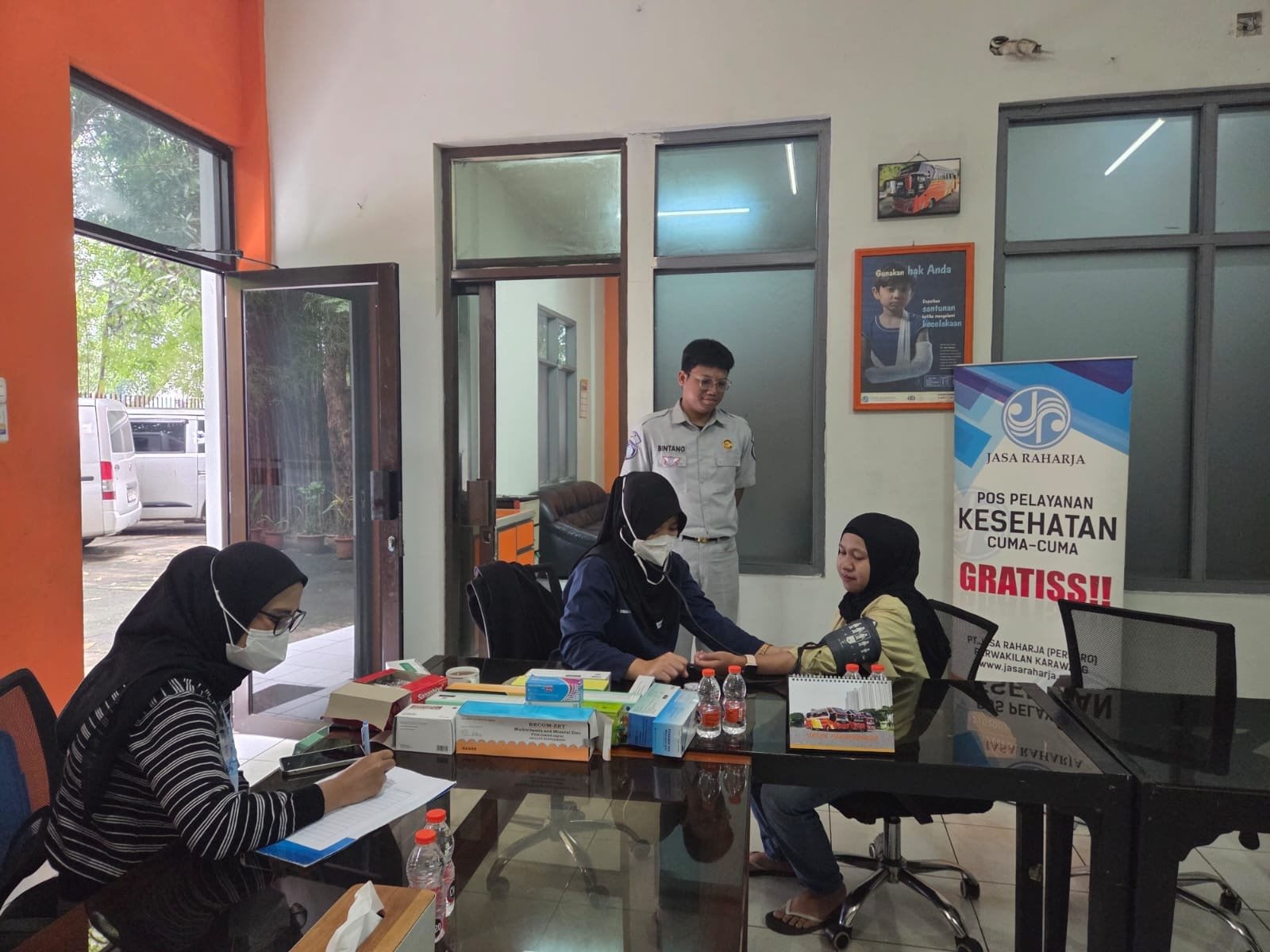 Perkuat Keselamatan Berkendara, Jasa Raharja karawang Gelar Pengobatan Gratis di PO Berlio