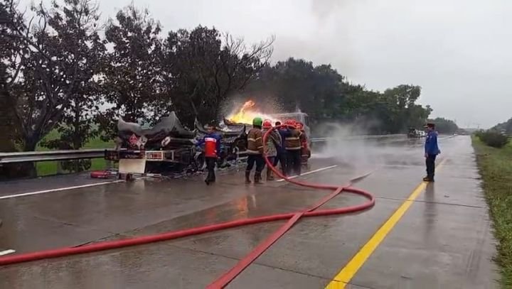 Truk Tangki Terbakar di KM 185, Jalur Menuju Cirebon via Tol Cipali Dialihkan Sementara