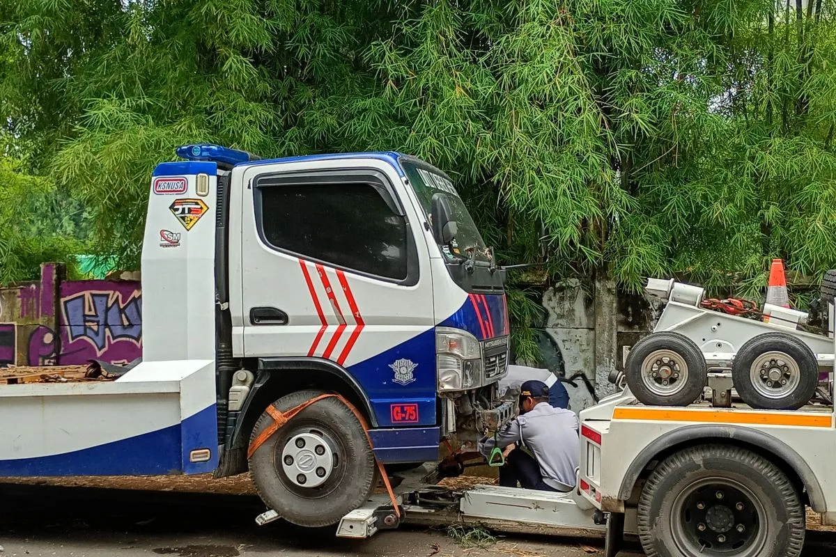 Viral, Mobil Towing Kepolisian Diderek Sudinhub karena Parkir Sembarangan