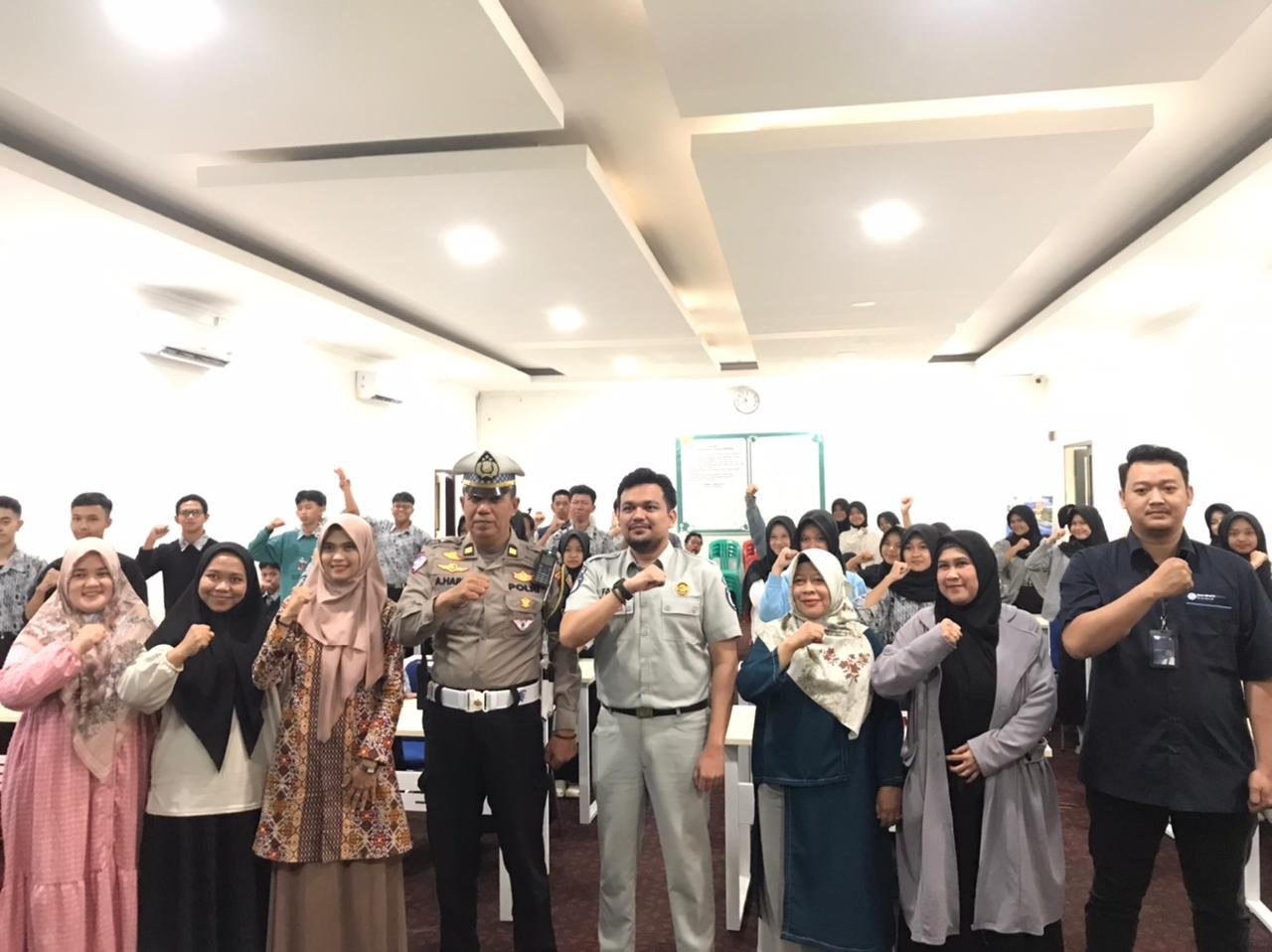 Jasa Raharja Sukabumi dan Satlantas Polres Sukabumi Kota Gelar Program PPKL di SMKN 2 Kota Sukabumi 