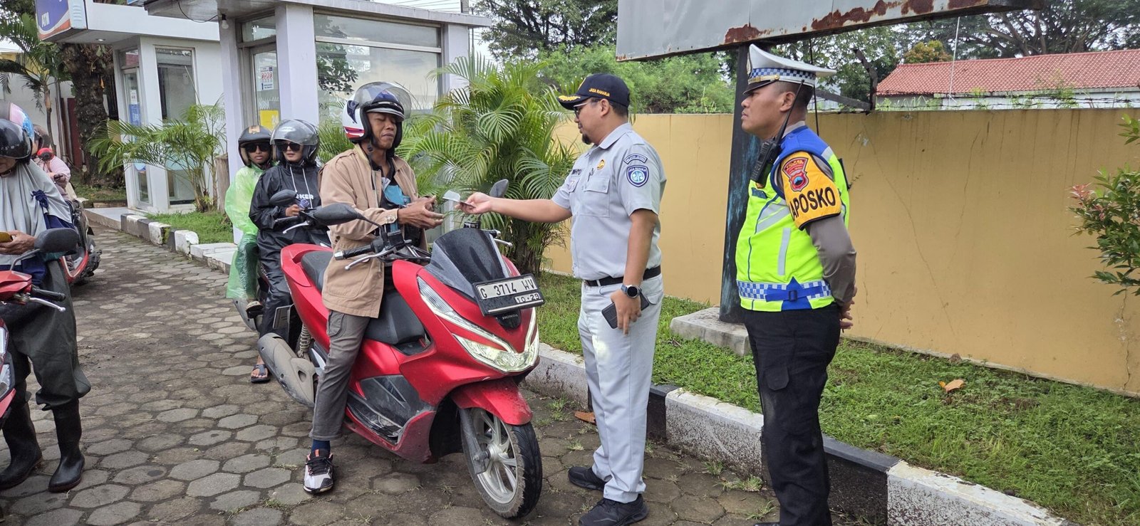 Dorong Budaya Tertib Berlalu Lintas dan Kepatuhan Pajak, Tim Pembina Samsat Kota Pekalongan Gelar Operasi Gabungan Candi 2026