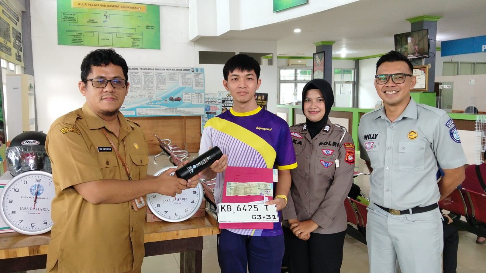 Jasa Raharja Cabang Singkawang Berikan Apresiasi kepada Wajib Pajak Melalui Undian Souvenir di Samsat Singkawang dan Samsat Bengkayang