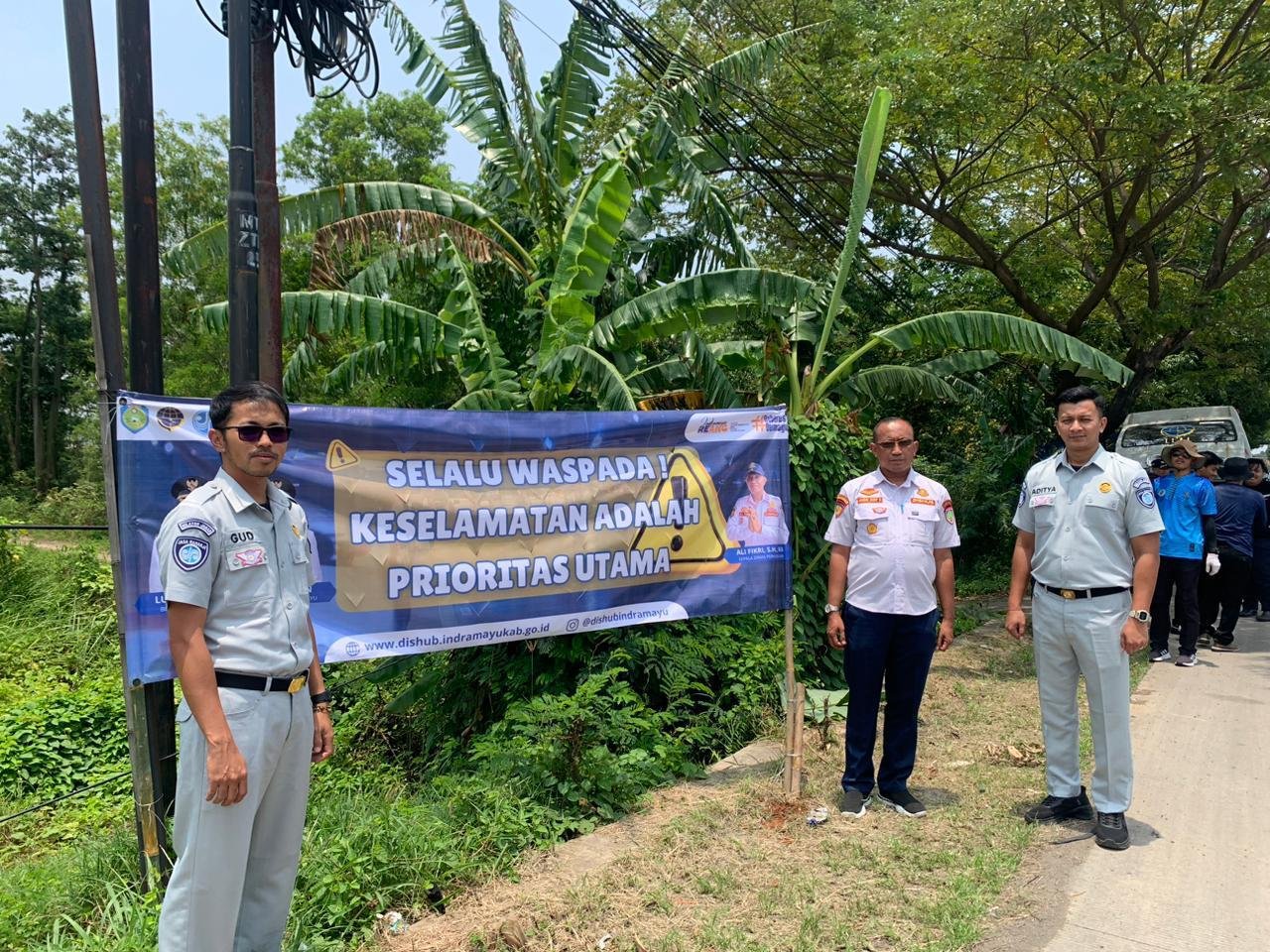 Aksi Nyata Mitigasi Kecelakaan: Dishub Indramayu dan Jasa Raharja Pasang Spanduk Imbauan di Titik Rawan Laka Pantura