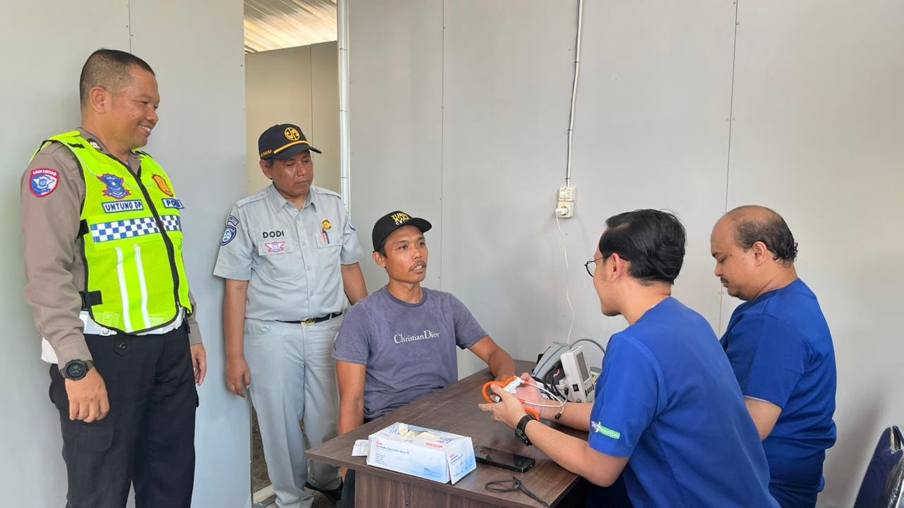 Sinergi Jasa Raharja Purwakarta, Unit Kamsel, dan Dishub Gelar Ramp Check serta Layanan Kesehatan di Tol Cipali KM 81
