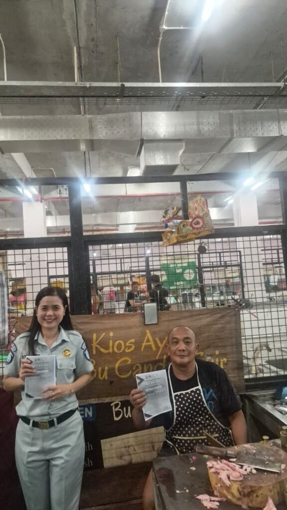 Jasa Raharja Singaraja Sosialisasikan Gebyar Samsat Berhadiah Emas di Pasar Banyuasri