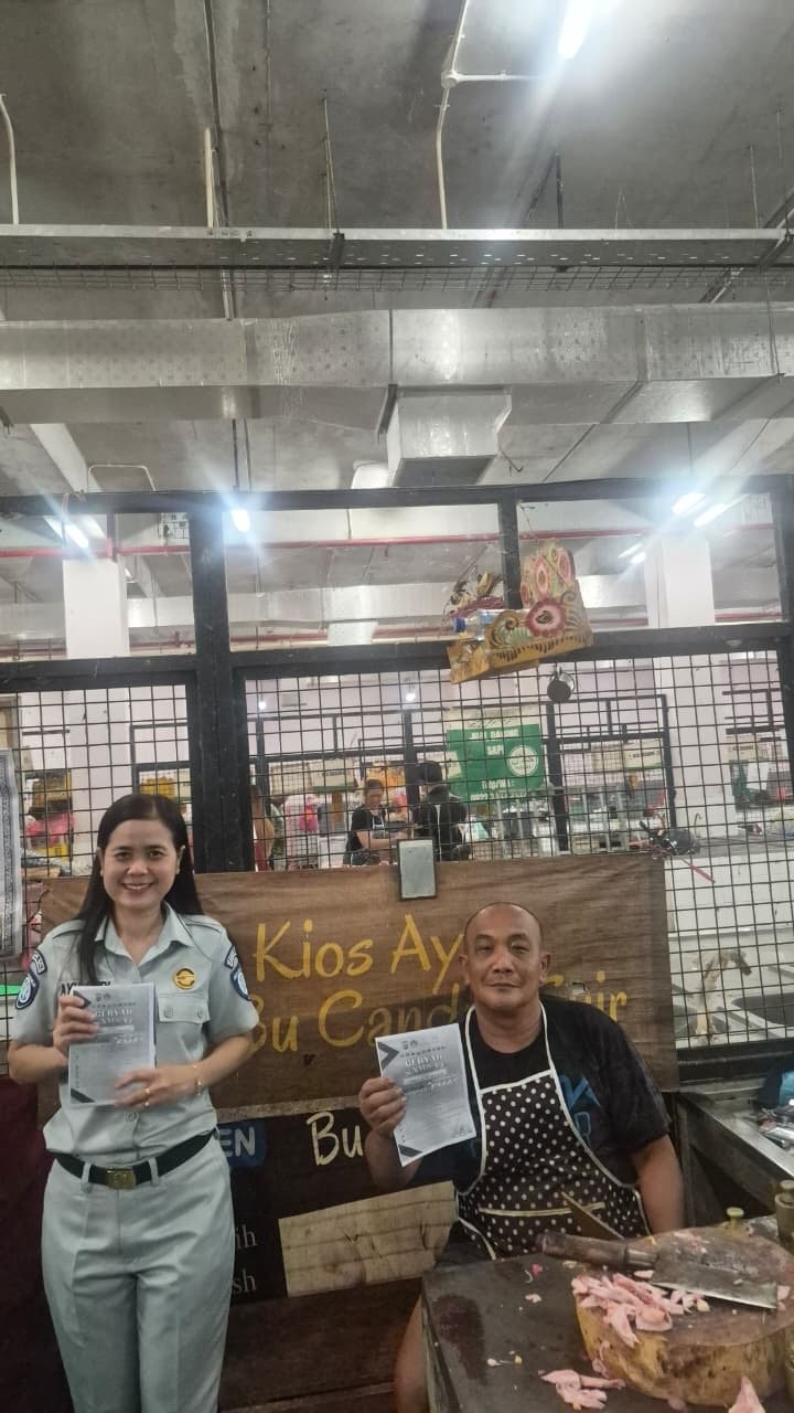 Jasa Raharja Singaraja Sosialisasikan Gebyar Samsat Berhadiah Emas di Pasar Banyuasri