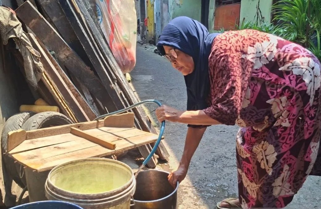 Krisis Air Bersih di Cengkareng: Warga Rawa Buaya Keluhkan Air Bau Got