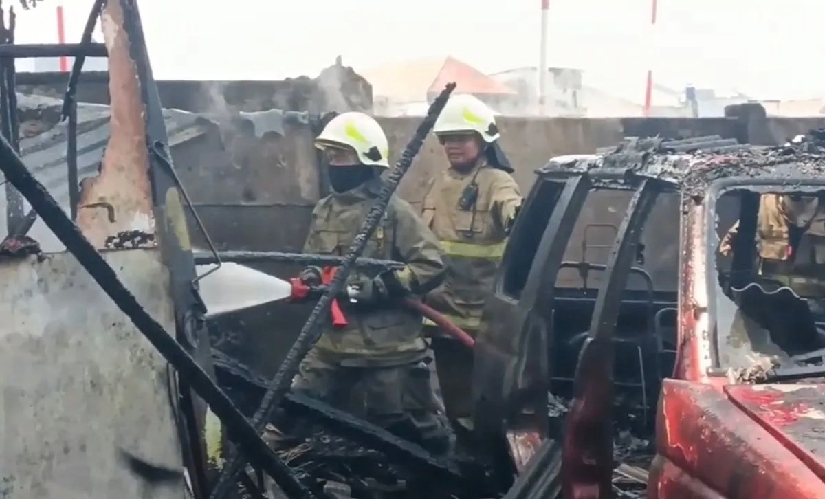 Diduga Akibat Pembakaran Sampah, Sebuah Bengkel di Cengkareng Ludes Terbakar