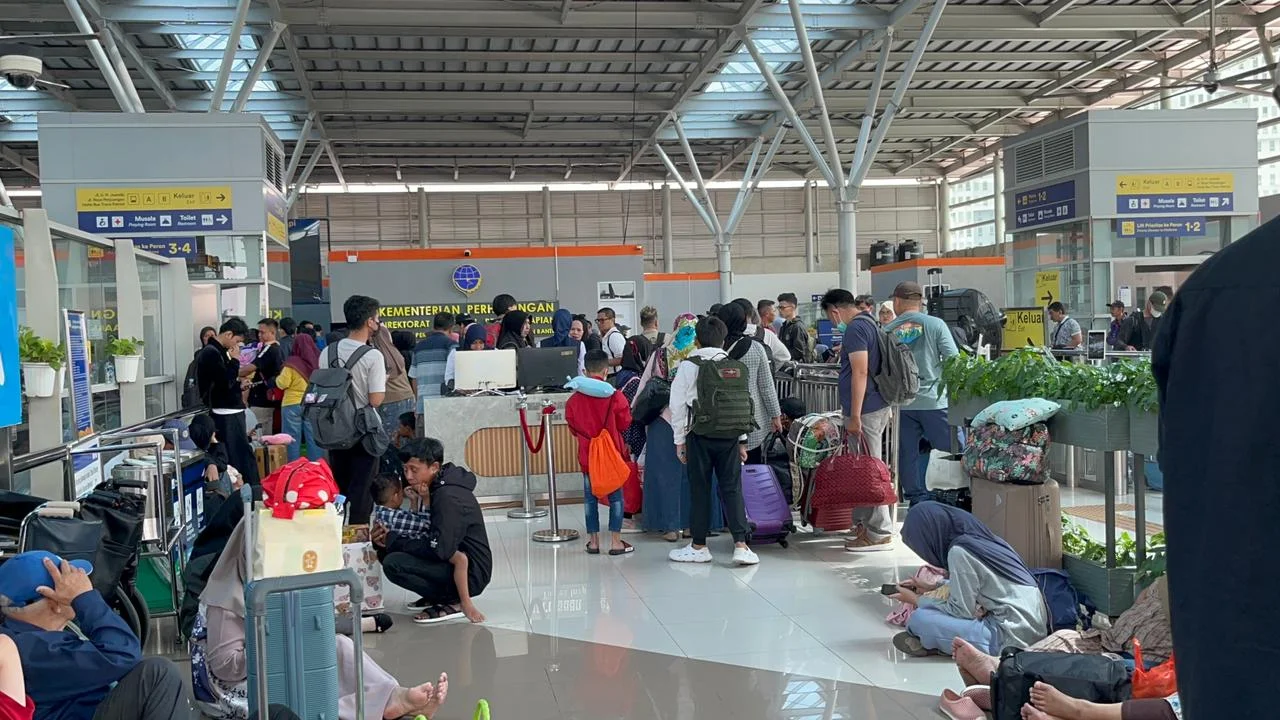 Imbas Kecelakaan di Bekasi, Penumpang Kereta Jarak Jauh Menumpuk di Stasiun