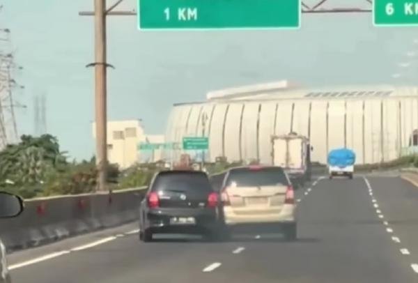 Viral! Dua Pengendara Mobil Terlibat Cekcok di Tol Pelabuhan Jakut, Diduga Senggolan Hingga Saling Hadang