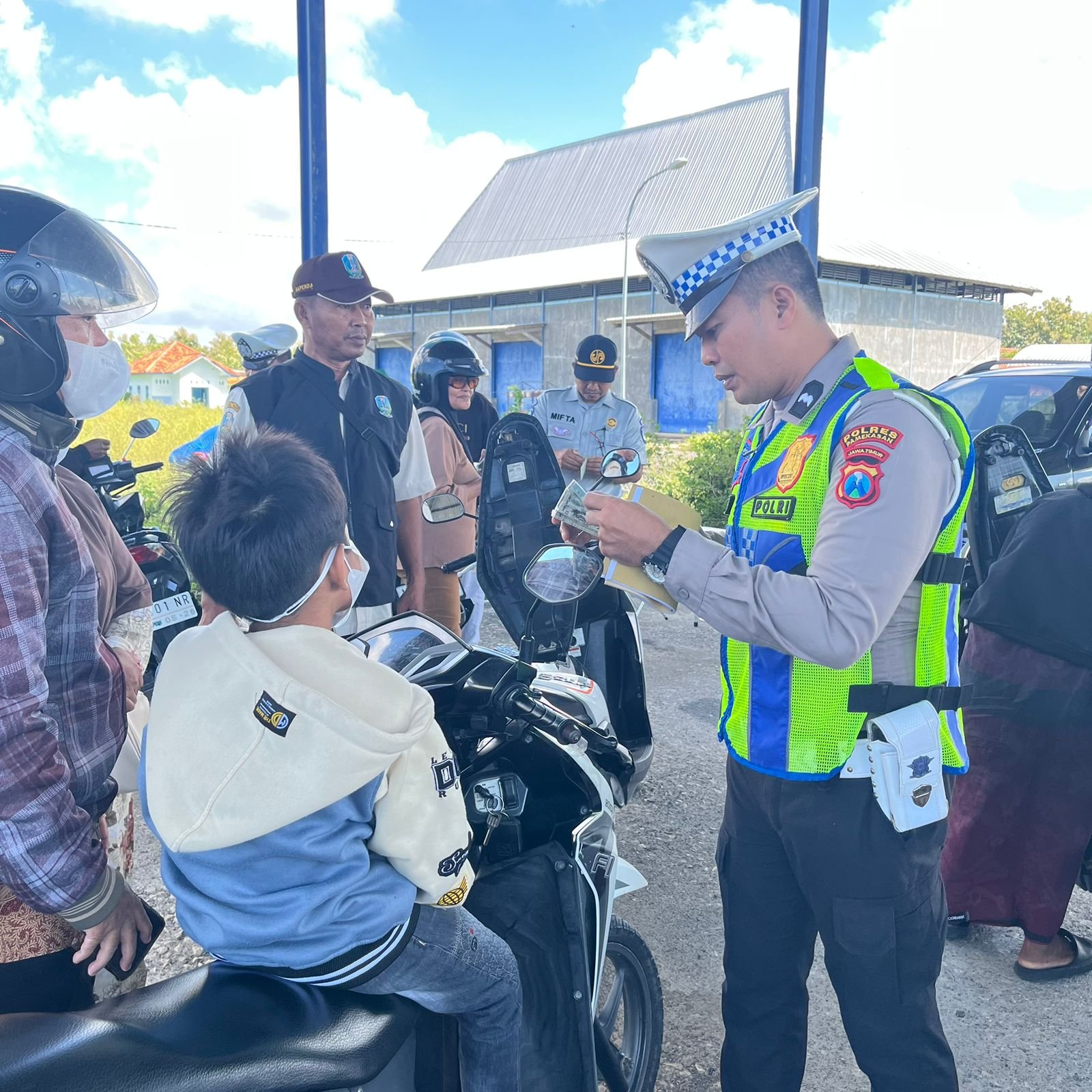PJ Jasa Raharja Samsat Pamekasan Ikuti Operasi Gabungan di Jl. Raya Tlanakan Kabupaten Pamekasan