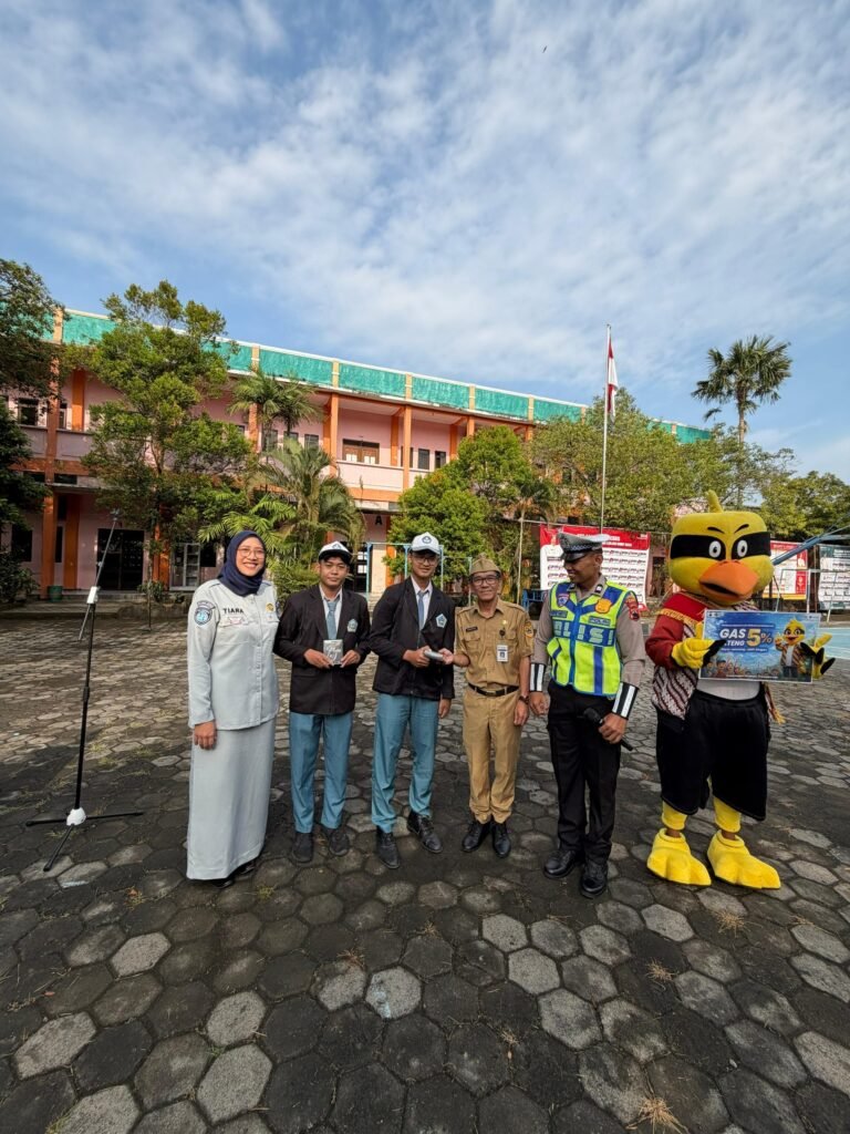 Sinergi Instansi Terkait Cetak Generasi Taat Pajak dan Sadar Keselamatan di SMA N 1 Demak