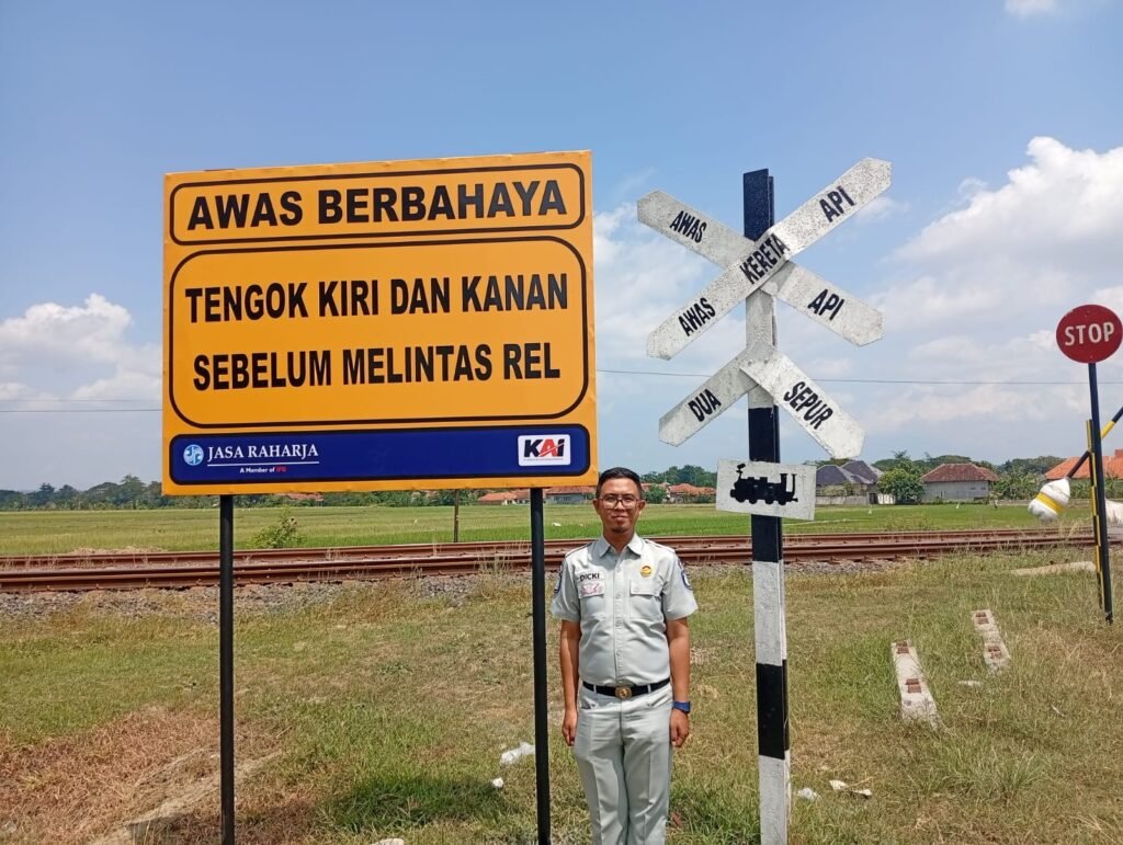 Tingkatkan Keselamatan Lalu Lintas, Jasa Raharja Cabang Cirebon Pasang Rambu Keselamatan di Perlintasan Sebidang Kec Gebang Kab Cirebon