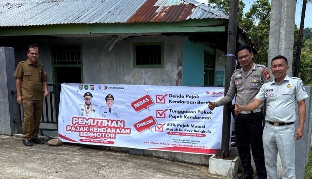 Jasa Raharja Bengkulu bersama Mitra Pasang Spanduk Informasi Relaksasi Pajak Kendaraan Bermotor