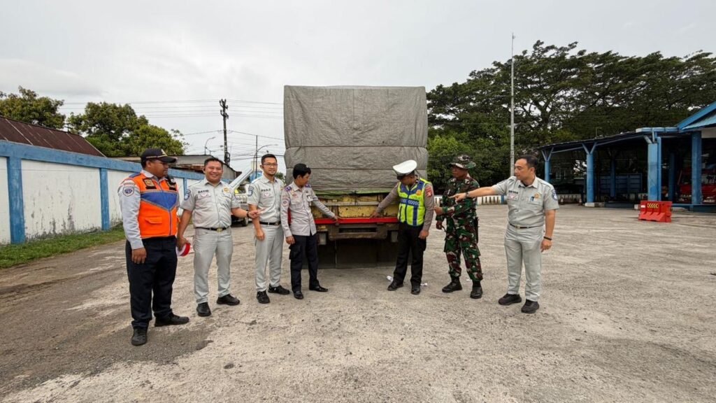 Tekan Angka Kecelakaan, Jasa Raharja dan Tim Gabungan Pasang Stiker Reflektor di Jembatan Timbang Maccopa