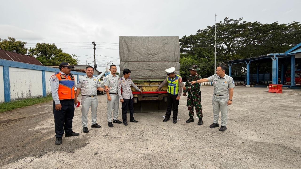 Tekan Angka Kecelakaan, Jasa Raharja dan Tim Gabungan Pasang Stiker Reflektor di Jembatan Timbang Maccopa