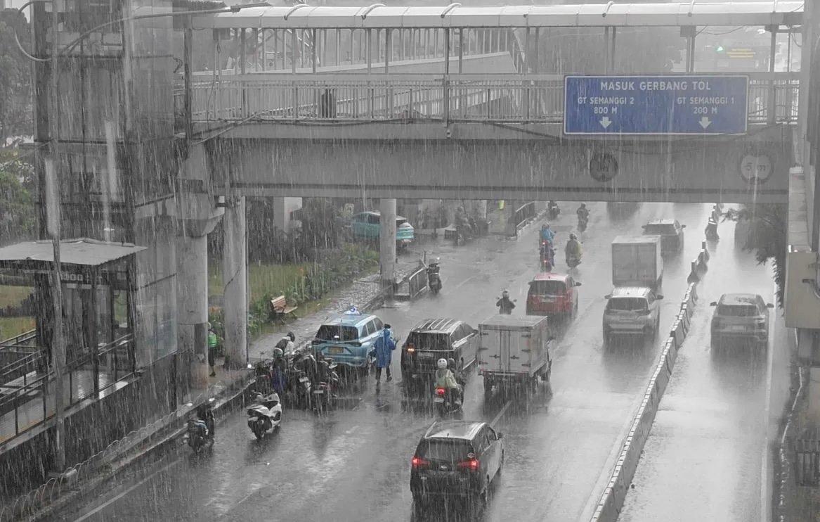 Prakiraan Cuaca Jakarta Senin, Waspada Hujan Ringan Sejak Pagi hingga Sore Hari