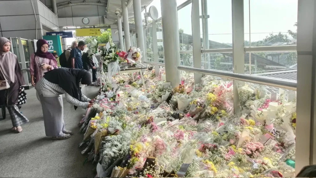 Mengharukan, Buket Bunga dan Pesan Duka Penuhi Stasiun Bekasi Timur Usai Kecelakaan Maut