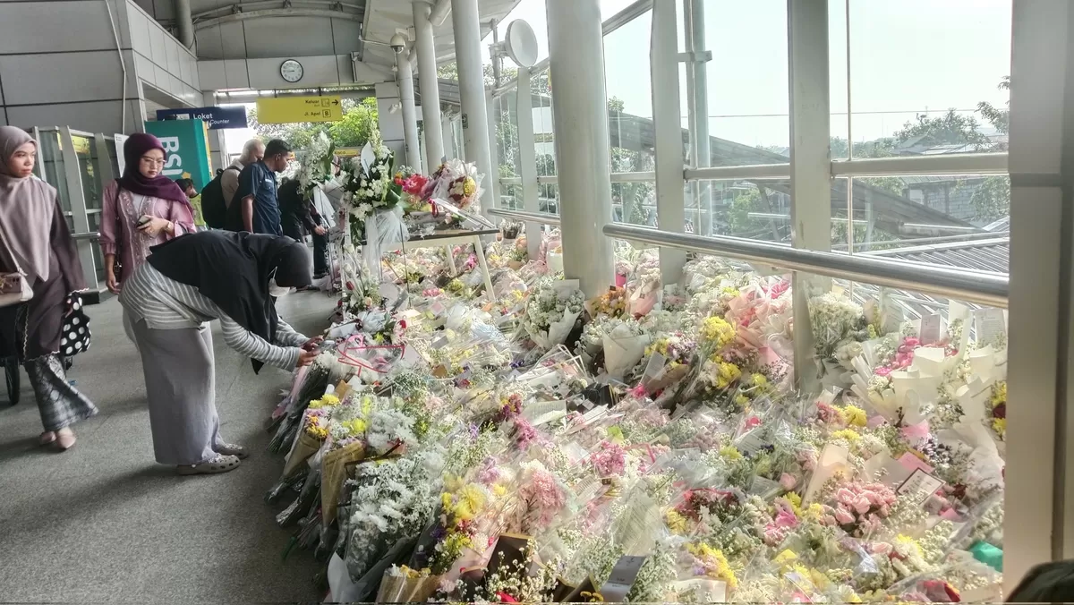 Mengharukan, Buket Bunga dan Pesan Duka Penuhi Stasiun Bekasi Timur Usai Kecelakaan Maut