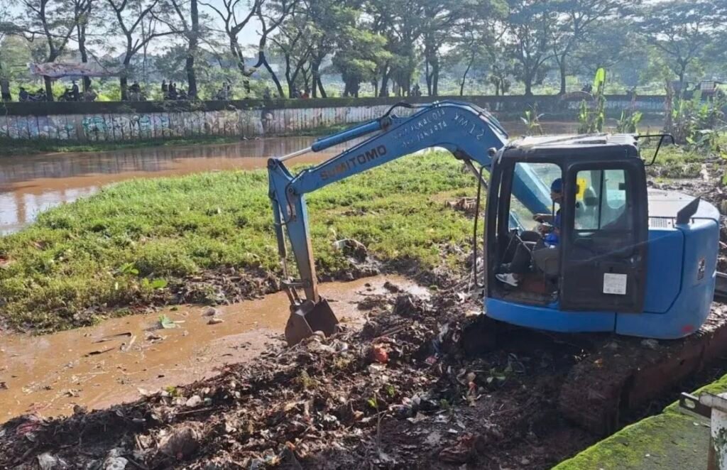 Cegah Banjir, Sudin SDA Jaksel Keruk Kali dan Saluran di Jalan Sinabung