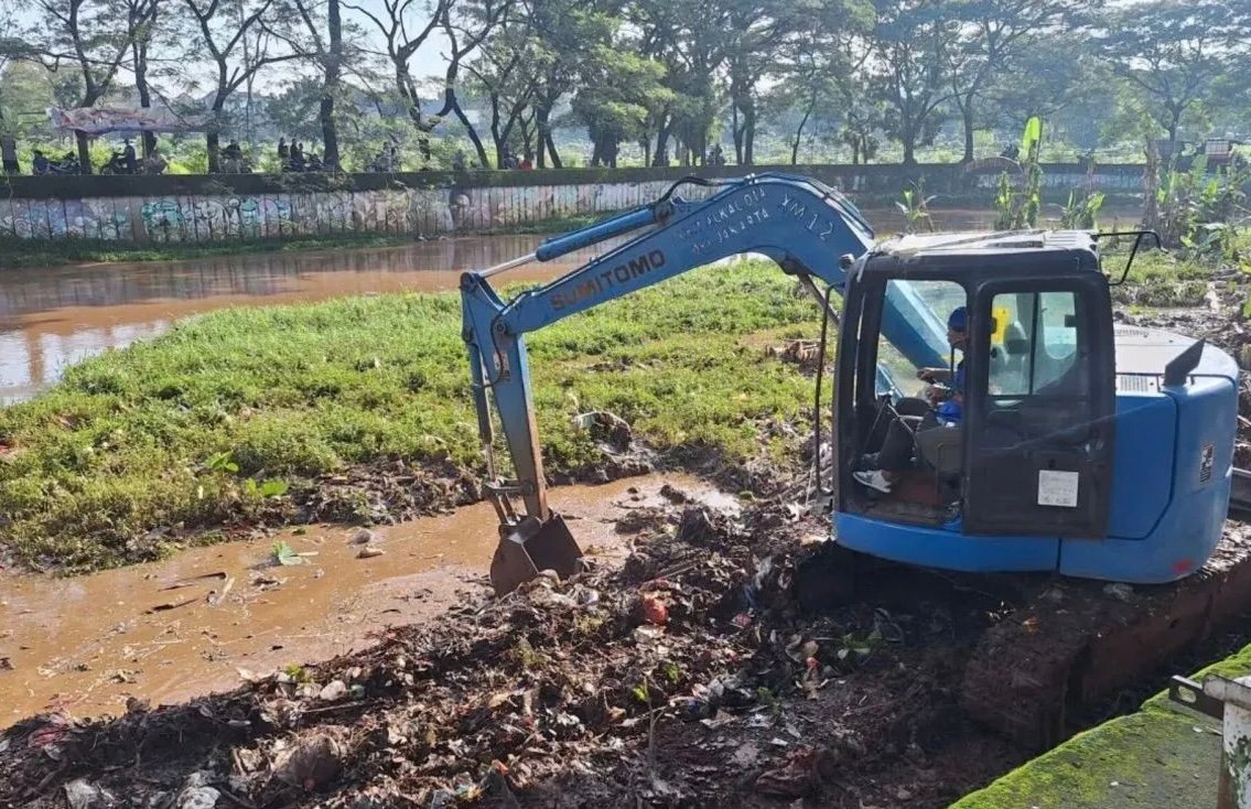 Cegah Banjir, Sudin SDA Jaksel Keruk Kali dan Saluran di Jalan Sinabung