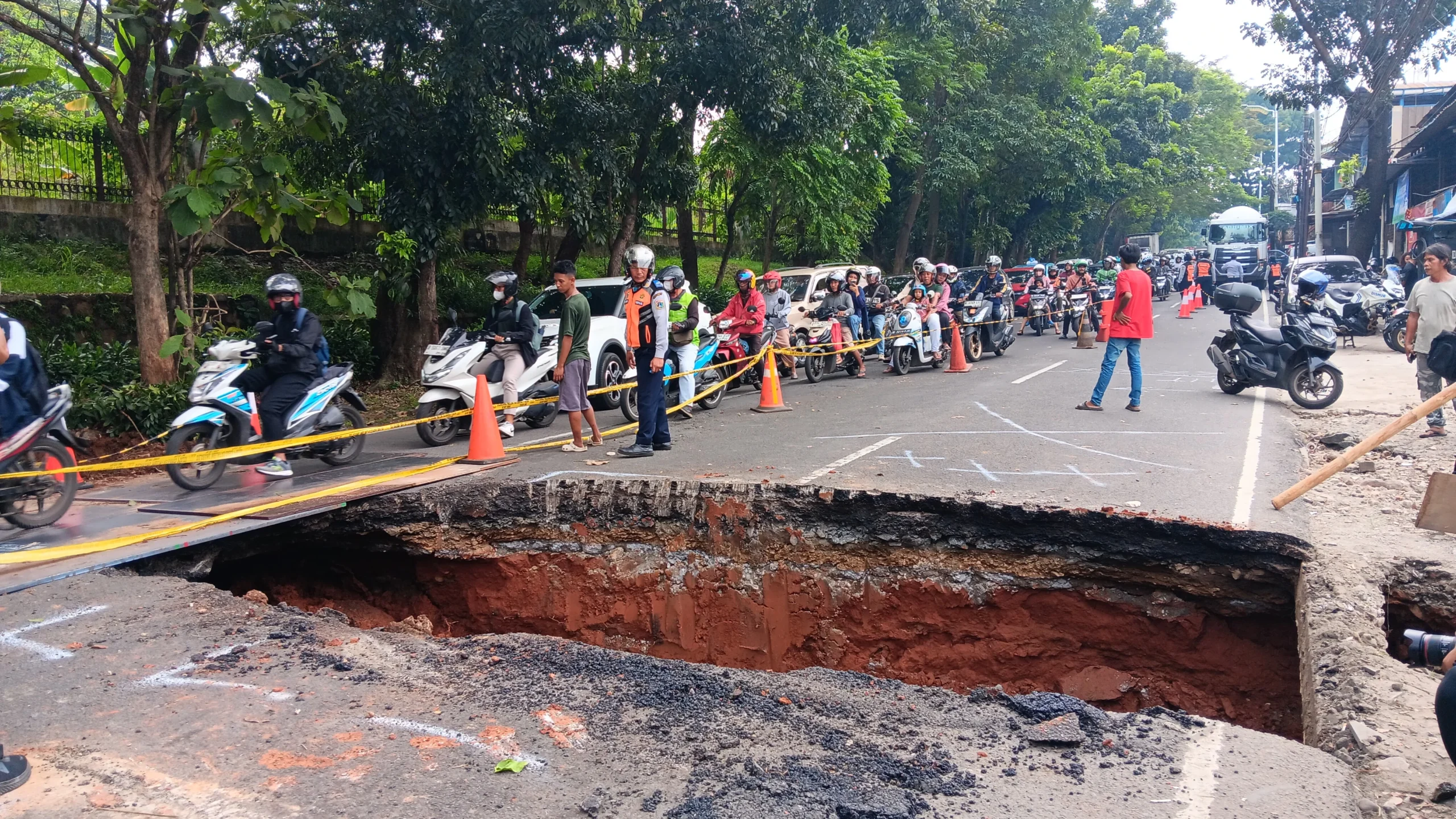 Imbas Jalan Ambles di Lenteng Agung, Pengendara Jakarta–Depok Terjebak Macet