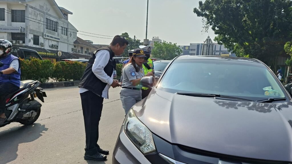 Tingkatkan Kepatuhan Warga Membayar Pajak Kendaraan Bermotor, Tim Pembina SAMSAT Ciputat Gelar Operasi Gabungan Razia