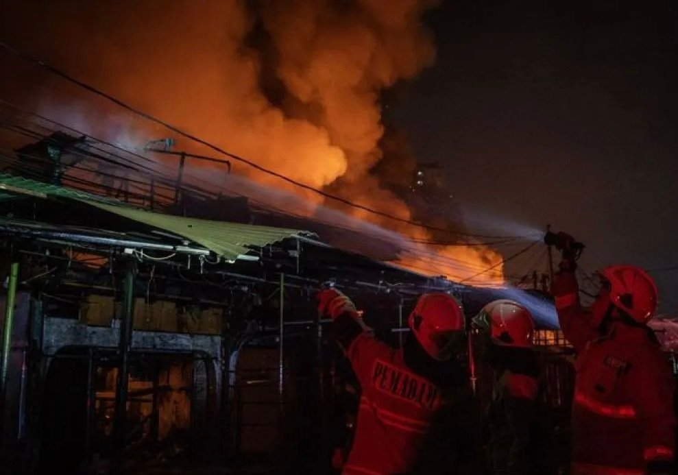 Rumah Tinggal di Jakpus Hangus Terbakar, 33 Unit Damkar Baku Hantam Padamkan Api
