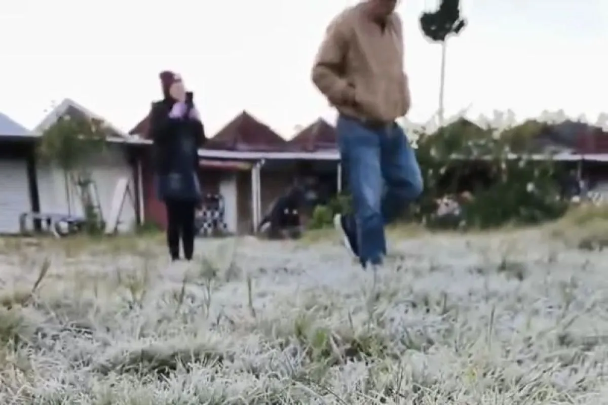 Dieng Membeku! Fenomena Embun Upas Kembali Muncul di Candi Arjuna