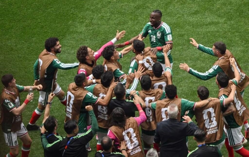 Tiga Kartu Merah Warnai Kemenangan Meksiko 2-0 atas Afrika Selatan