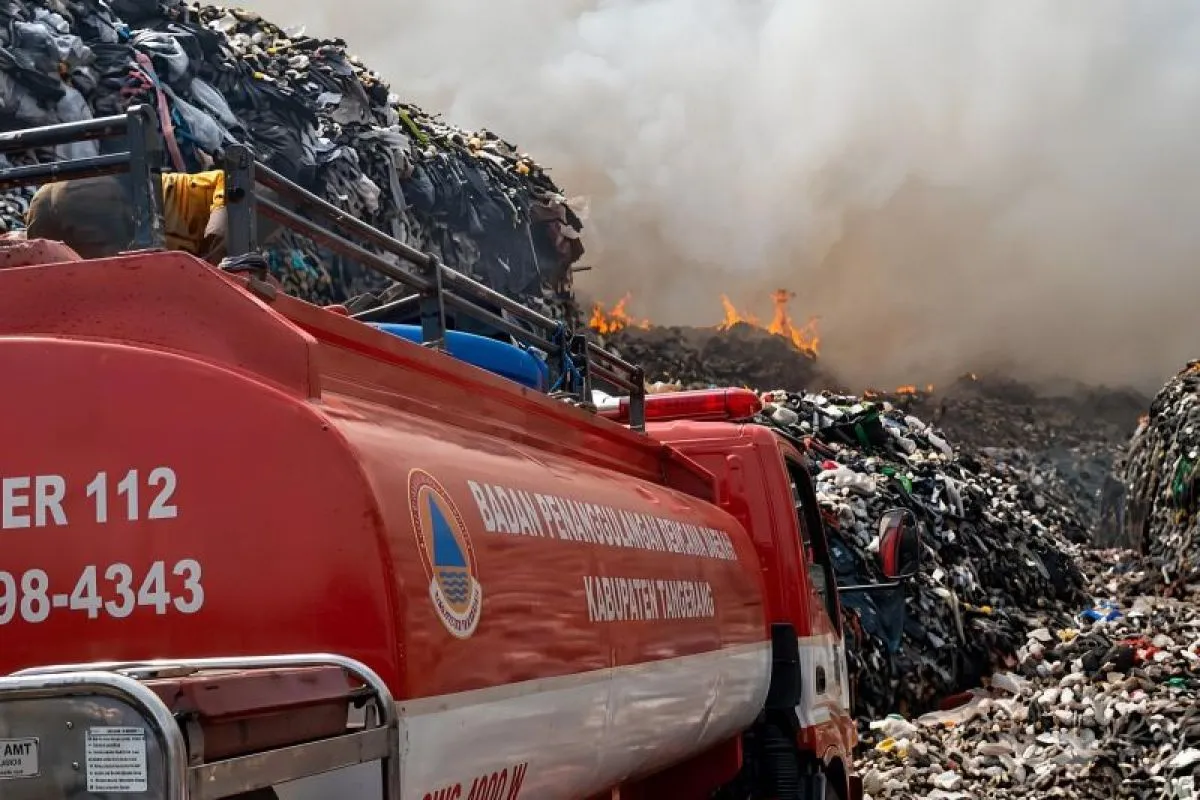 BPBD Tangerang Terjunkan 30 Personel Tangani Kebakaran di TPA Jatiwaringin