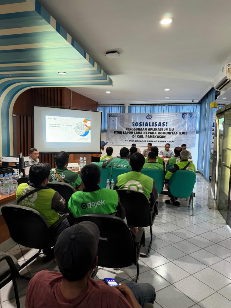 Jasa Raharja Cabang Pamekasan Bersama Unit Gakkum Satlantas Polres Pamekasan Gelar Sosialisasi Aplikasi JRKU Fitur Lapor Laka kepada Komunitas Ojek Online