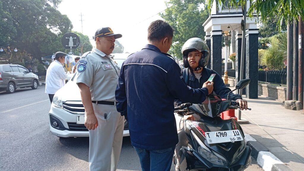 Jasa Raharja Dukung Operasi Pemeriksaan Pajak Kendaraan Bermotor di Taman Pembaharuan Purwakarta